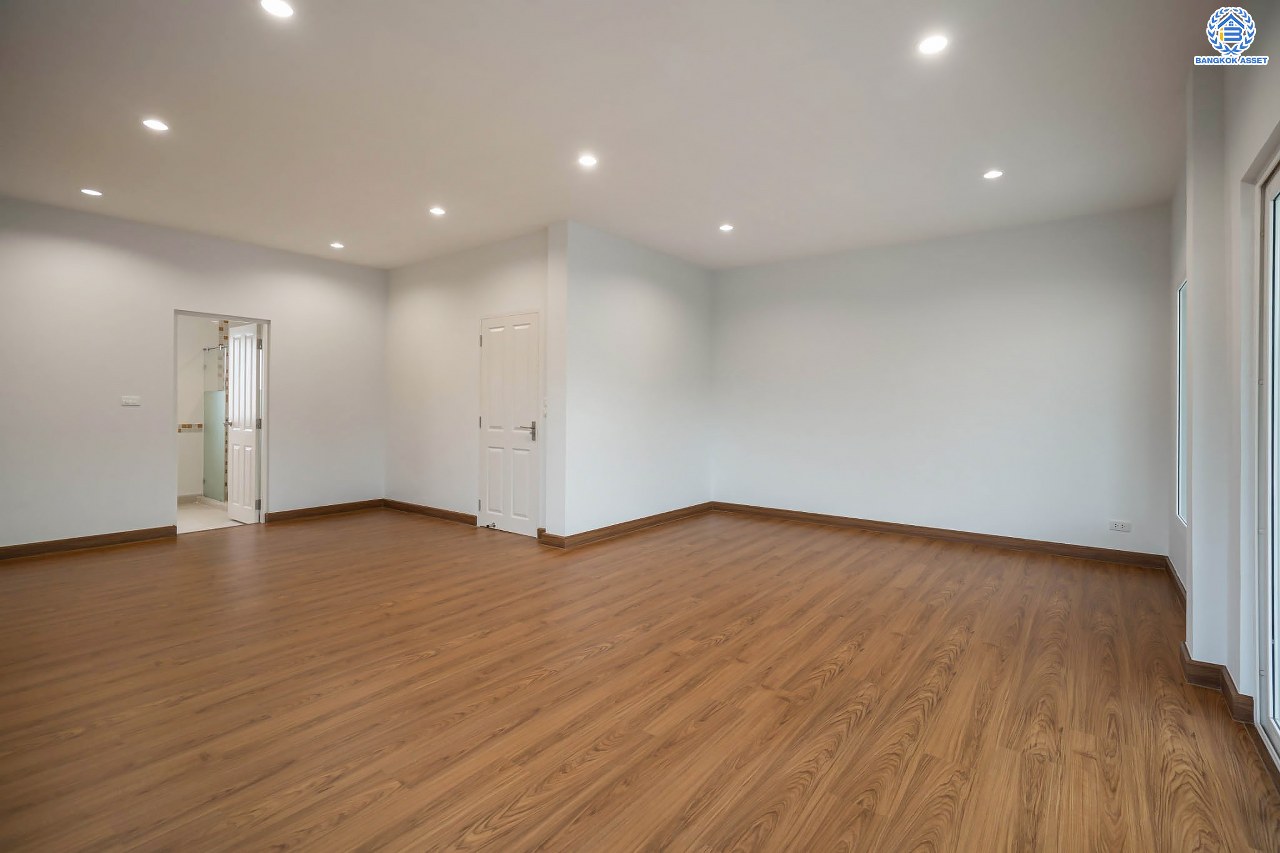 บ้านมือสองตกแต่งใหม่ แบรนด์ Q.House โครงการ คาซ่าแกรนด์ รัตนาธิเบศร์-ราชพฤกษ์ หลังมุม เนื้อที่ 87.5 ตร.ว. ฟังก์ชัน 3 ห้องนอน 4 ห้องน้ำ จอดรถได้ 2 คัน พร้อม Facilities ครบครัน บนทำเลเดินทางสะดวก ติดถนนราชพฤกษ์ ใกล้เซ็นทรัลเวสต์เกต และรถไฟฟ้าสายสีม่วง "สถานีบางรักใหญ่"